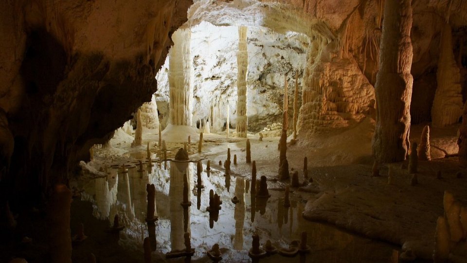A doua cea mai lungă peșteră de sare din lume este în România, dar nu poate fi vizitată