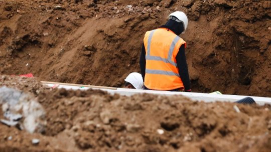 O groapă abandonată de constructor blochează accesul elevilor în curtea unei școli din Arad