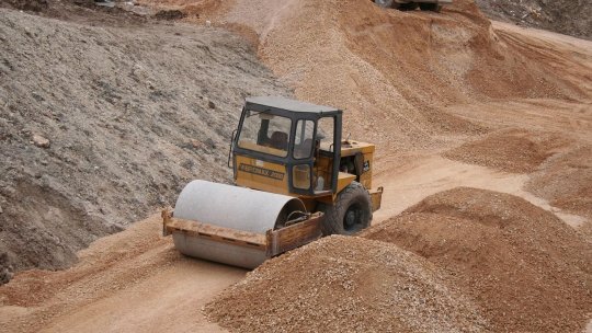 Şef de post arădean, anchetat pentru vânzare ilegală de materiale de balastieră