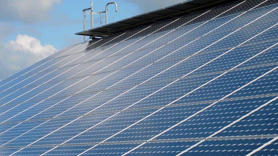 Parc fotovoltaic în valoare de 21 milioane de lei, amenajat pe locul unei foste gropi de gunoi