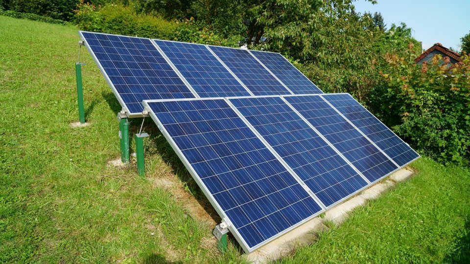 Asociaţia Prosumatorilor solicită ANRE modificarea metodologiei de calcul a tarifului de transport al energiei electrice