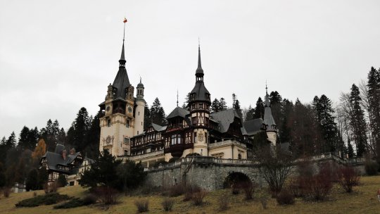 În staţiunea Sinaia continuă intervenţiile pentru remedierea pagubelor produse asupra patrimoniului cultural, în urma unei furtuni