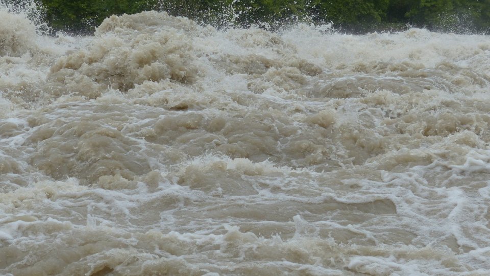 Cod galben de inundaţii pe râuri din 17 judeţe, până la miezul nopţii