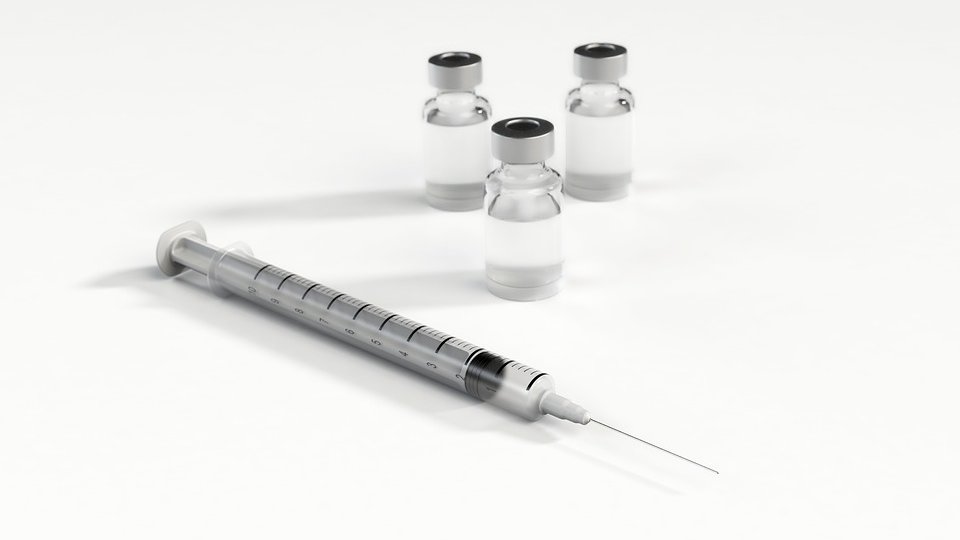 Vaccinarea copiilor, ameninţată de reducerile ajutorului financiar şi de dezinformare, avertizează ONU