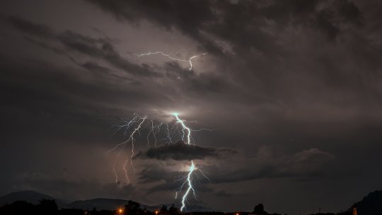 Aproape trei sferturi din ţară sunt sub incidenţa unui cod galben de instabilitate atmosferică