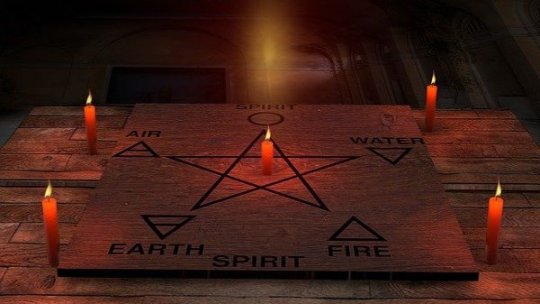 Imagini controversate cu o fetiță supusă unui presupus ritual de exorcizare, anchetate de autorități