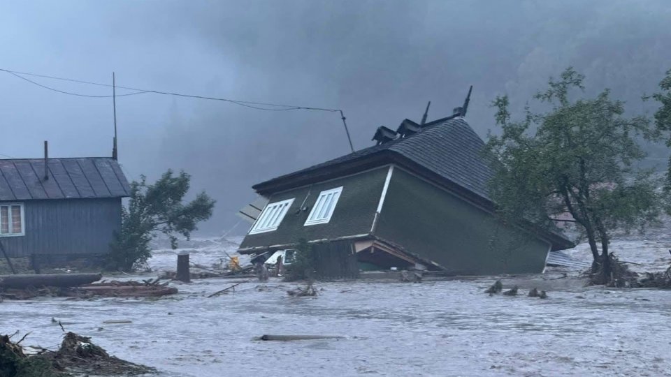 Viituri devastatoare în județul Suceava: 41 de persoane evacuate, drumuri blocate și poduri distruse