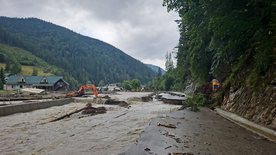 Mobilizare de forțe în Broșteni: Pompierii luptă cu inundațiile