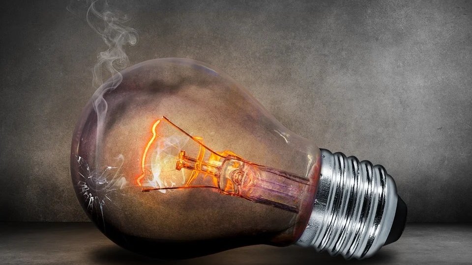Energia electrică, în topul scumpirilor în iulie 2025; creştere de aproape 63%