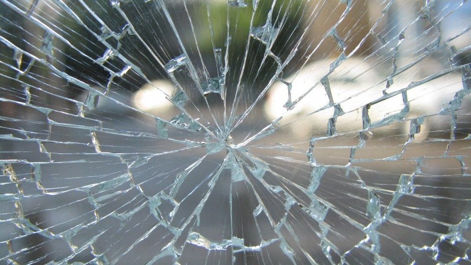 Neamţ: Patru tineri şi un minor de doi ani au fost răniţi într-un accident rutier produs la Vânători-Neamţ