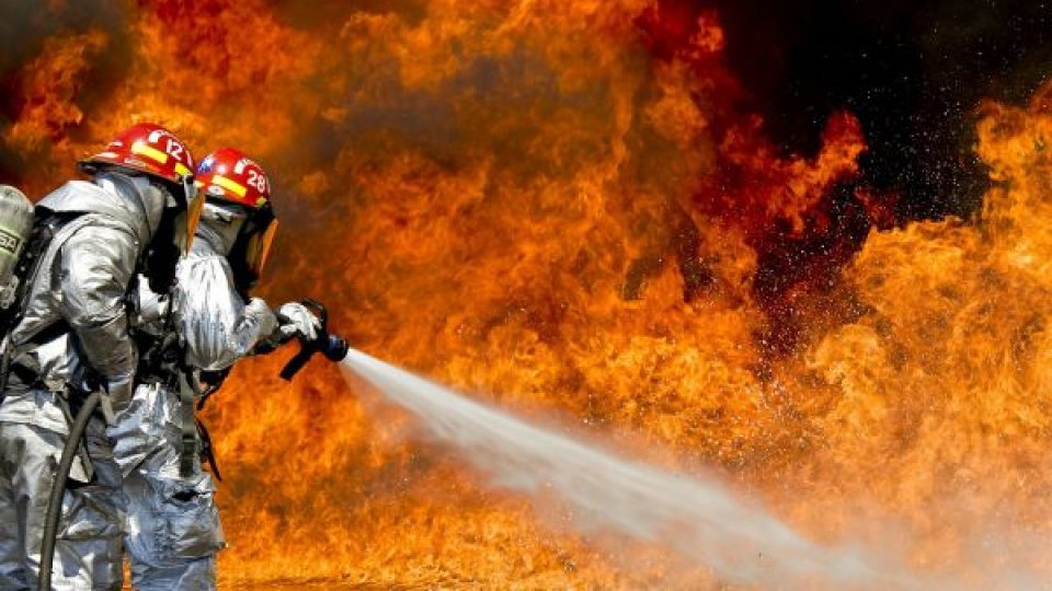 O hală și un depozit agricol, mistuite de un incendiu devastator într-o localitate din Covasna