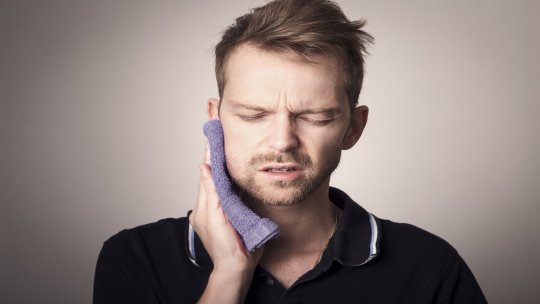 Aproape jumătate dintre românii aflați în risc de sărăcie nu au acces la îngrijiri stomatologice
