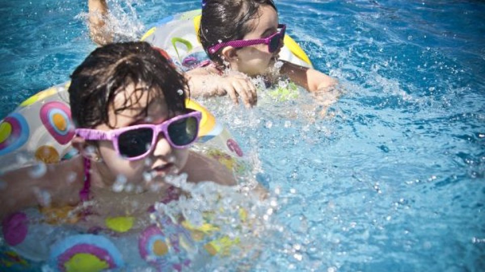 Elicoptere SMURD mobilizate după ce un copil și un adult s-au electrocutat într-o piscină