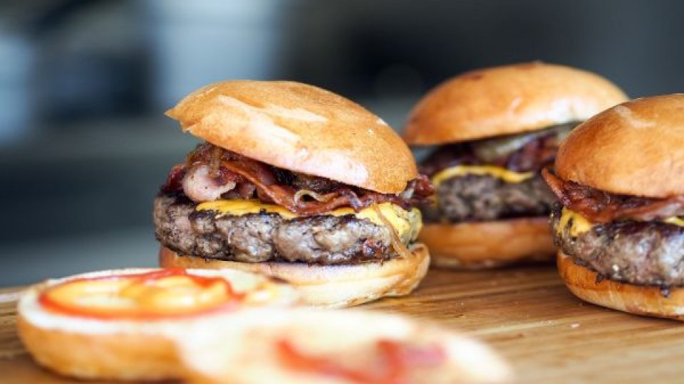 Copiii sunt "bombardați" cu reclame la fast-food, iar obezitatea crește periculos de mult