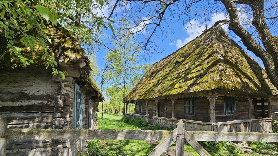 Căsuțele cu „ochi” de la Sibiu, un nou concept arhitectural inspirat din tradiție