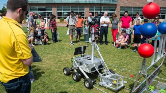 Copiii pasionați de tehnologie își prezintă invențiile la un târg regional în Râmnicu Vâlcea