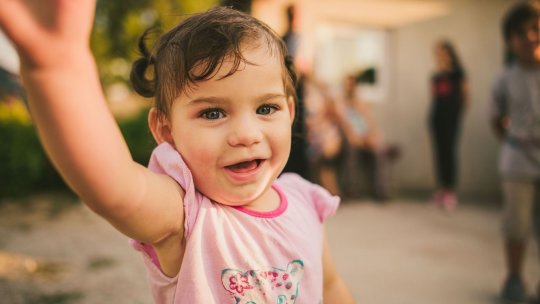 Imagini revoltătoare cu un copil de doi ani fumând, au declanșat o investigație a IPJ Maramureș