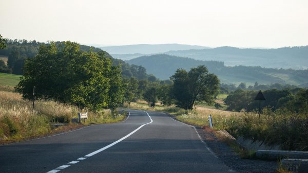 Probleme de trafic în Maramureș: Bolovan desprins de pe deal, pe DJ 186, în zona Bârsana