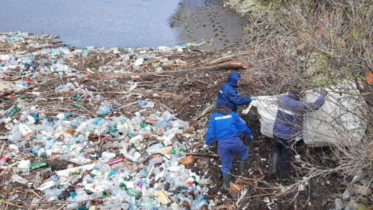 Golful Cernei a devenit din nou o groapă de gunoi plutitoare