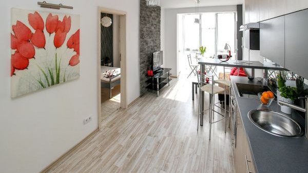 Curățenie care se simte, nu doar se vede. Cum faci casa să miroasă a proaspăt natural