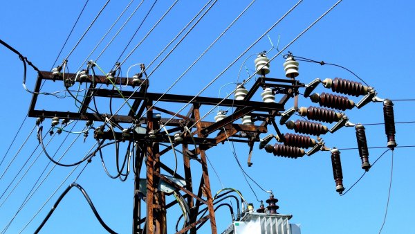 Doi muncitori electrocutaţi în timpul lucrărilor la reţeaua electrică, într-o localitate din Prahova