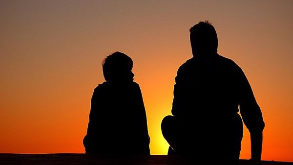 De ce se distanțează copiii de părinți și cum putem preveni înstrăinarea