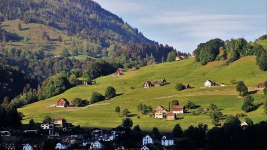 Risc de alunecări de teren în satul maramureșean Coștiui. Autoritățile supraveghează zona afectată