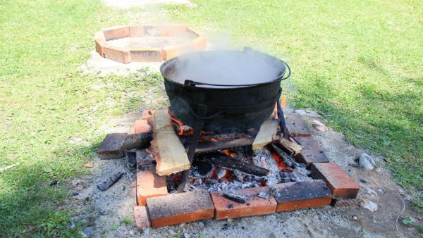 Balmoșul maramureșean: Călătorie în inima ceaunului, unde mălaiul și brânza fac echipă de aur în vârf de munte