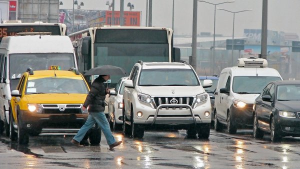 Traficul și lipsa precipitațiilor amplifică poluarea. Materialul antiderapant contribuie semnificativ