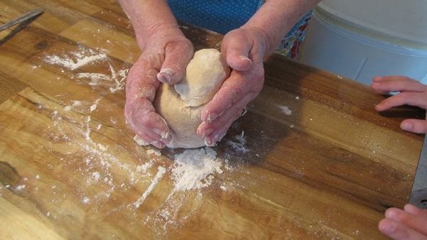 Cum faci pâine cu maia acasă: Secretele pe care brutarii le învață în timp