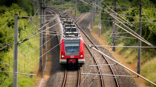 Fructele proaspete şi transportul pe calea ferată, în topul scumpirilor din ultimul an