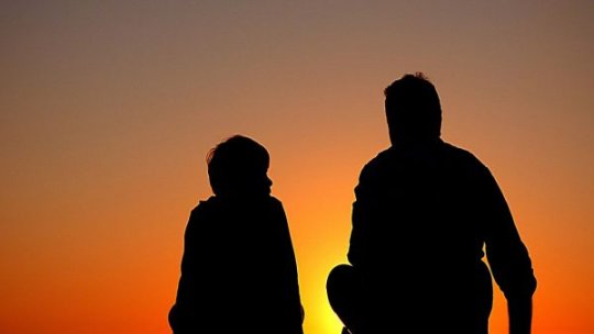 De ce se distanțează copiii de părinți și cum putem  preveni înstrăinarea