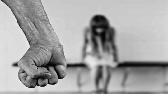 Cazurile de violenţă domestică rămân o problemă majoră în România